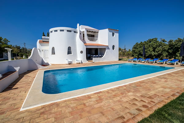 Casa Alexandra – Sehr ruhige Villa mit privatem Pool, Meerblick, 800 m vom Strand entfernt. Carvoeiro