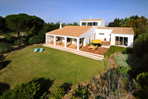 Casa Rústica – Moradia em zona tranquila, com quatro quartos, piscina, amplos jardins e vista mar.